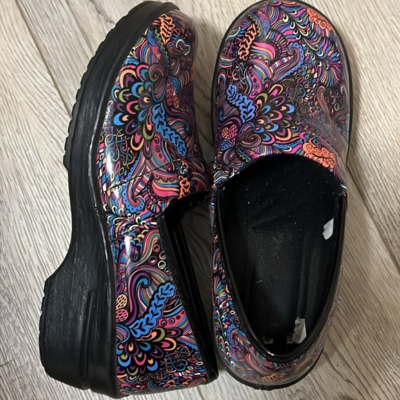 Colorful scrub shoes- great for nurses, nonslip bottoms. Size 6 - Picture 2 of 5